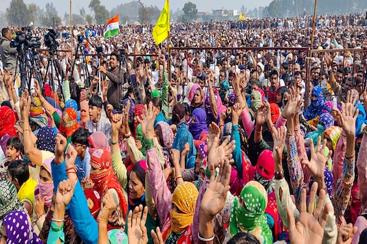 People gather in large numbers at a 'Kisan Mahapanchayat' in Jind district on Wednesday. (PTI)