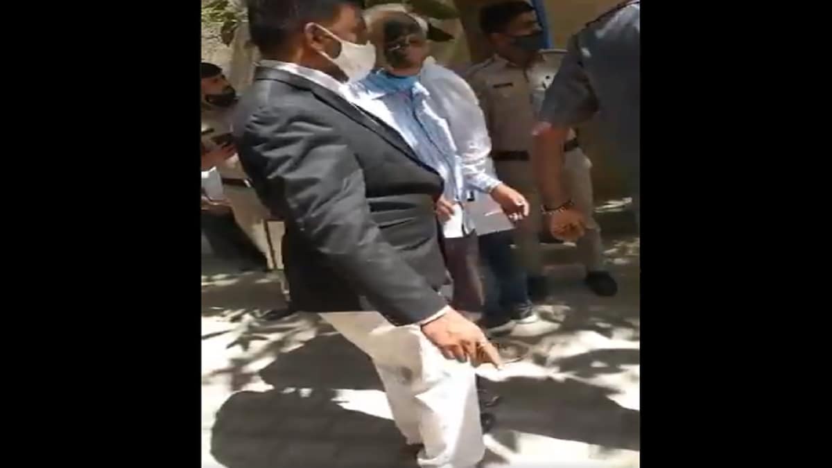 Lawyer Throws Ink at Kannada Writer KS Bhagwan at Bengaluru Court Complex for 'Insulting Hindu Gods'