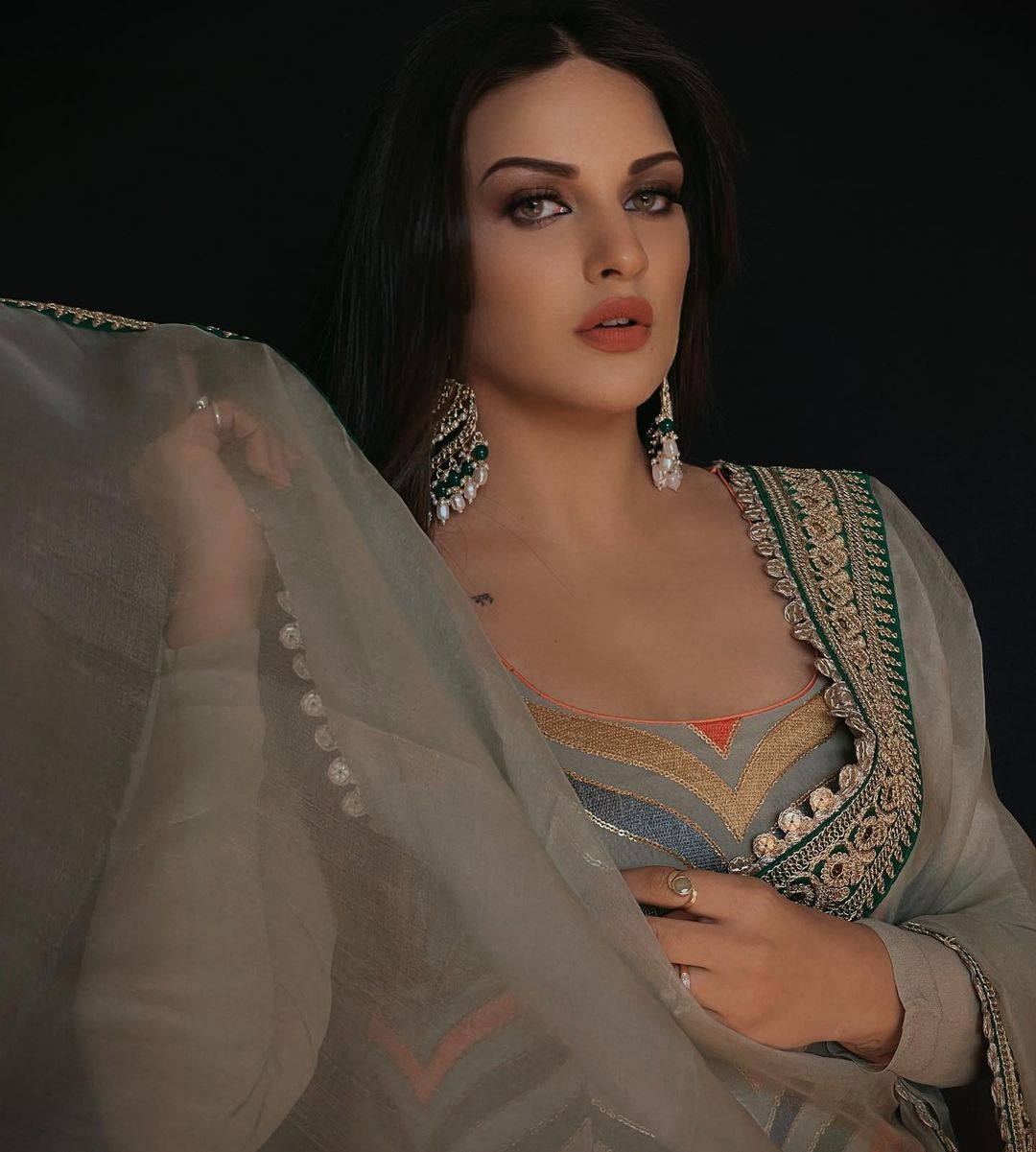 Himanshi Khuranas Fashionable Traditional Looks Will Take Your Breath Away See Her Desi Swag 