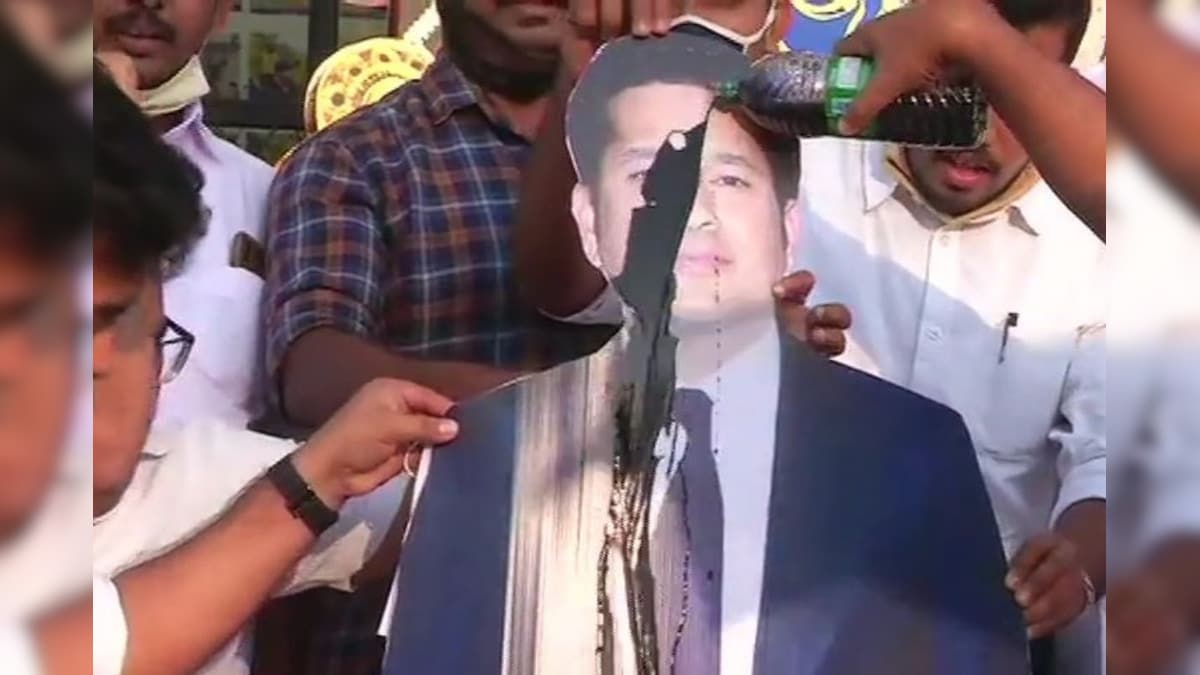 Sachin Tendulkar's Cut-outs Smeared with Black Oil by Kerala Youth Congress Workers Over Unity Tweet