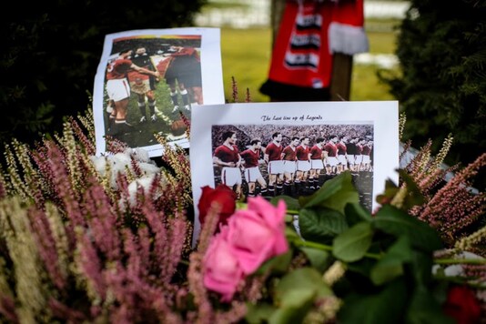 Manchester United players being remember who died in the plane crash (Photo Credit: AP)