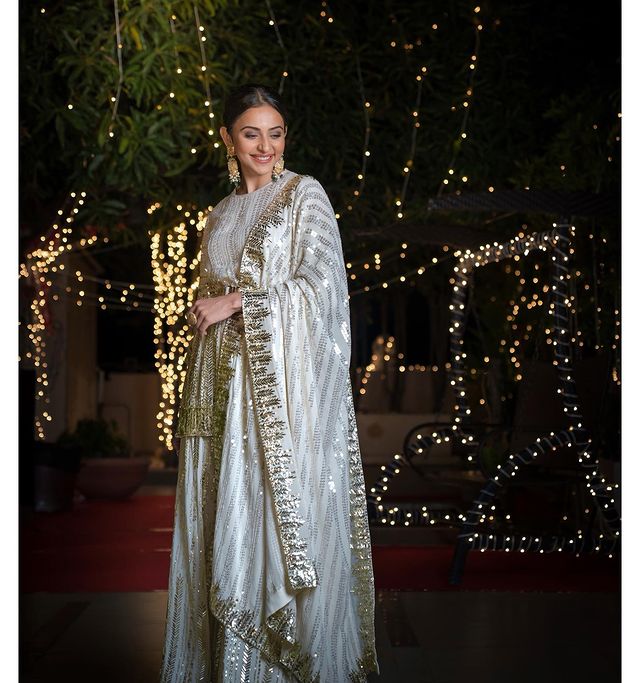  Rakul Preet looks gorgeous in the Indian ensemble. (Image: Instagram)