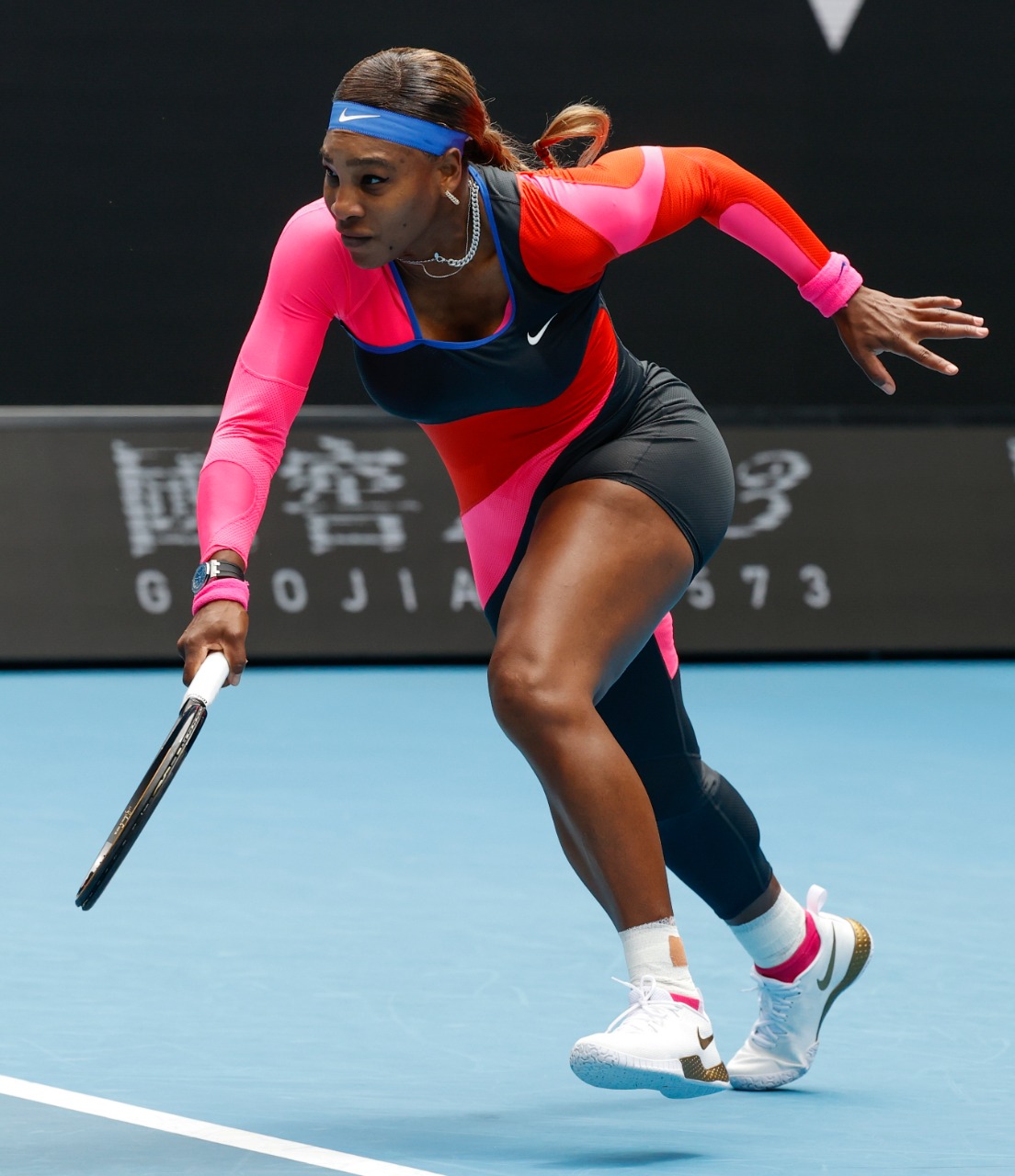 Serena Williams woos Australian Open crowd with snazzy one-legged