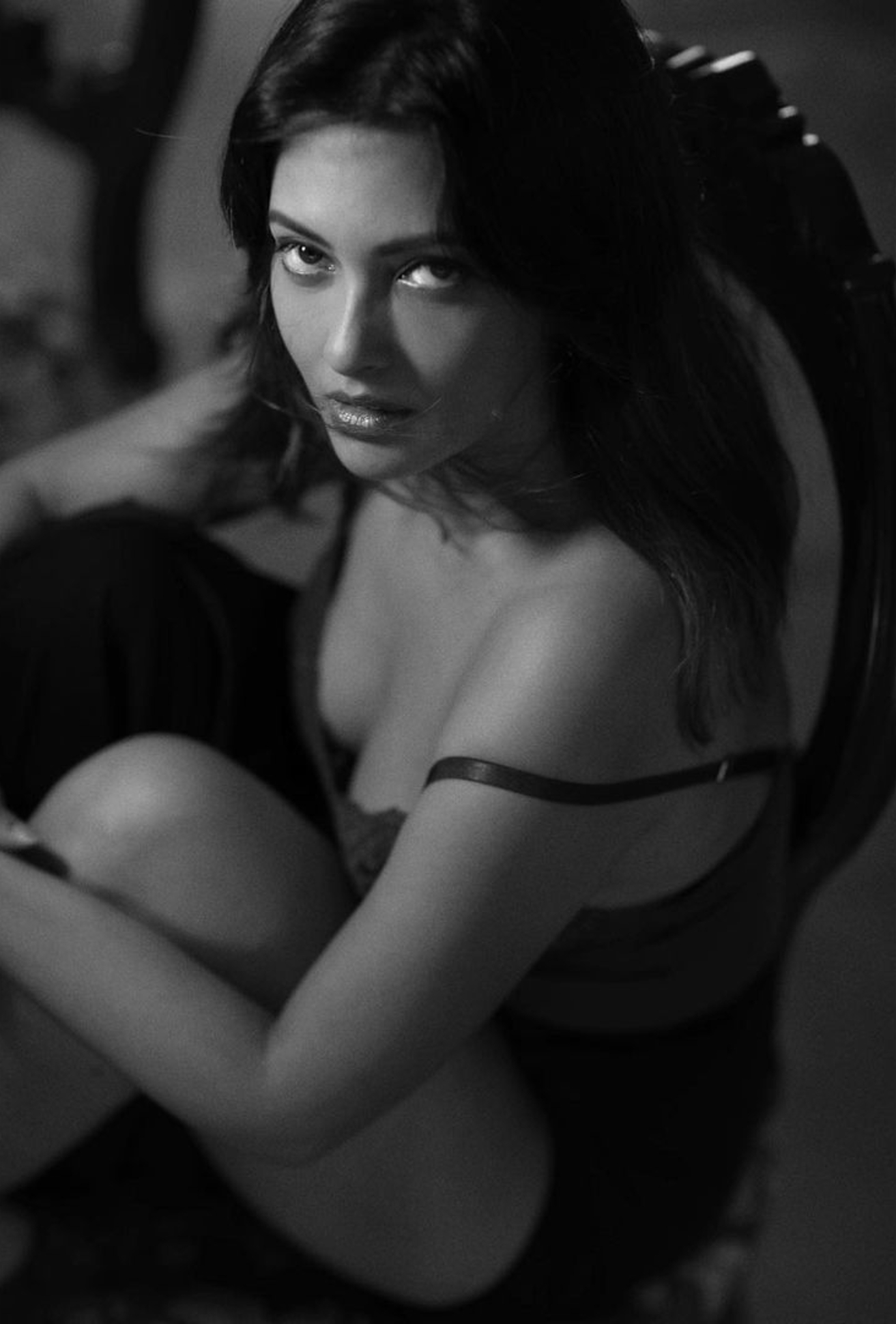  Riya Sen looks alluring in her oh-so-hot pics. (Credit: Instagram)