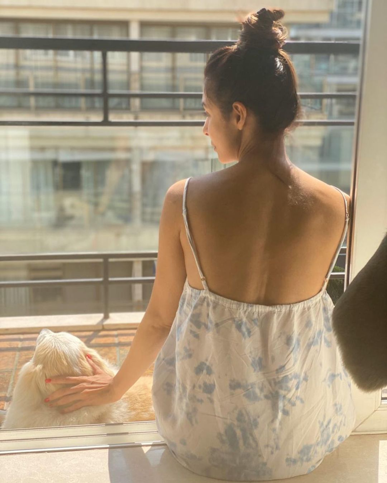  Malaika steals some 'me time' with her pet Casper during the Covid-19 lockdown. (Credit: Instagram)