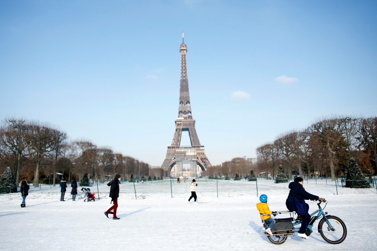 わせくださ Paris France Eiffel Tower Snow Globe 80mm- With Gold Tone Eiffel ...