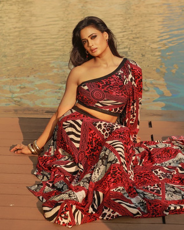 Shweta Tiwari Turns Into A Diva In Red See Pics From Her Latest Photoshoot Photogallery