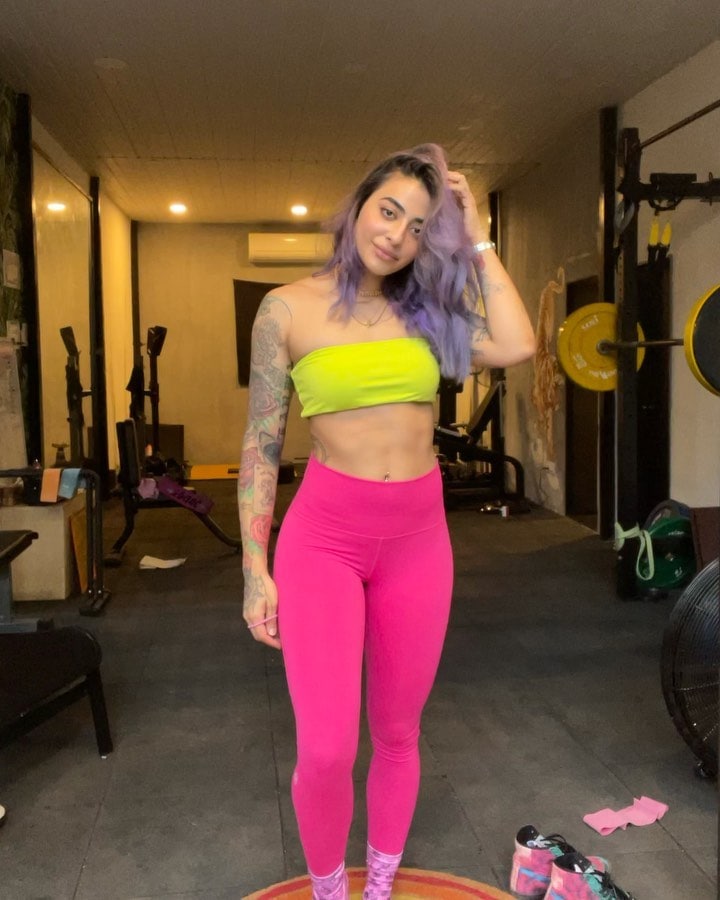 Bani J Flaunts Super Toned Abs In Sexy Revealing Pictures Take A Look