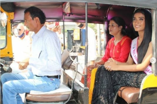 Image result for miss-india-runner-up-manya-singh-arrives-in-her-fathers-autorickshaw-for-felicitation-ceremony