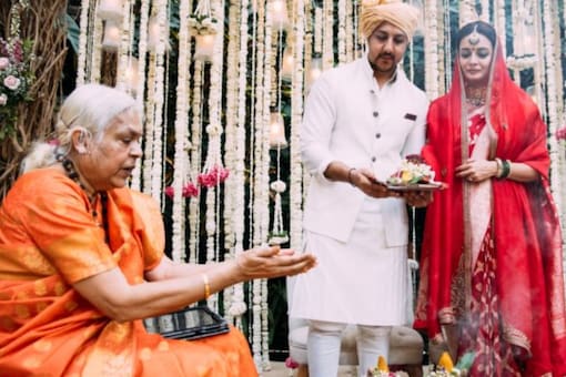 New Bride Dia Mirza Thanks Female Priest Who Conducted Her Wedding Rituals