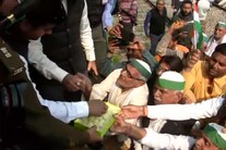 Photos: BKU Members Shower Petals On Cops, Offer Sweets To Them In Modinagar During Farmers' 'Rail Roko' Protest Photos: BKU Members Shower Petals On Cops, Offer Sweets To Them In Modinagar During Farmers' 'Rail Roko' Protest