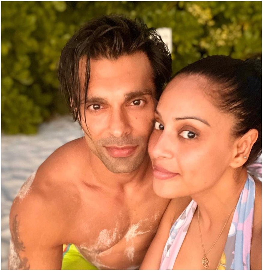  The actor shared a lovely selfie with his wife Bipasha from Maldives. This perfect couple has been married since 2016.