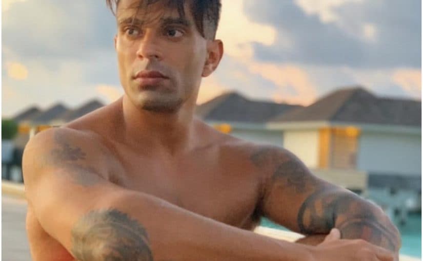 Karan Singh Grover is giving abstract painting a shot | IANS Life