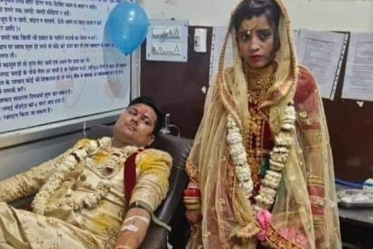 Newly-wed couple donates blood on their wedding day.
(Credit: Twitter)