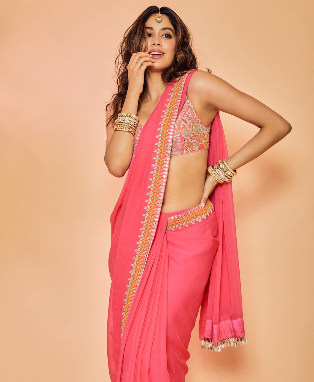 Janhvi Kapoor always sizzles in Indian ethnic wear. Seen here in a pink saree. 