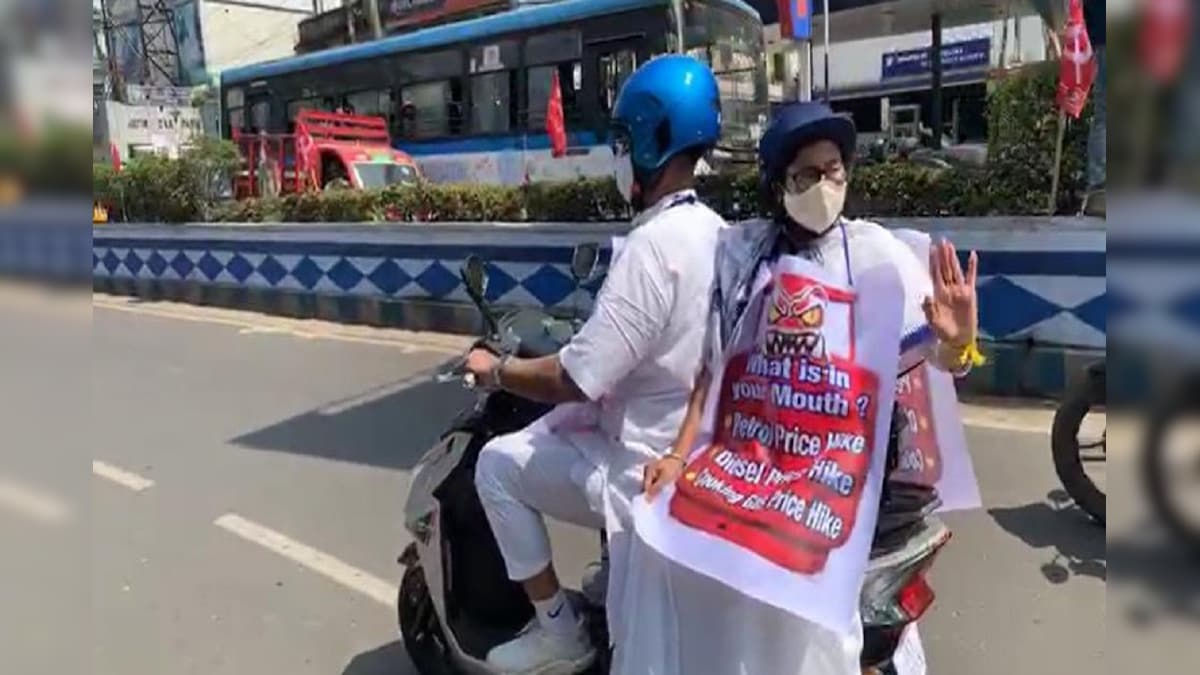 Mamata Banerjee Commute to and from West Bengal Secretariat on Electric Scooter to Protest Fuel Price Hike