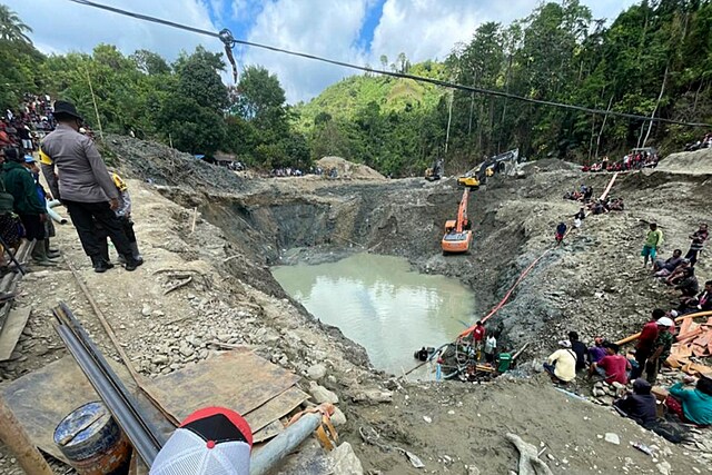 Rescuer workers pump water out of a collapsed gold mine as they search for victims in Parigi Moutong, Central Sulawesi, Indonesia, on Feb 25. (Image: AP)