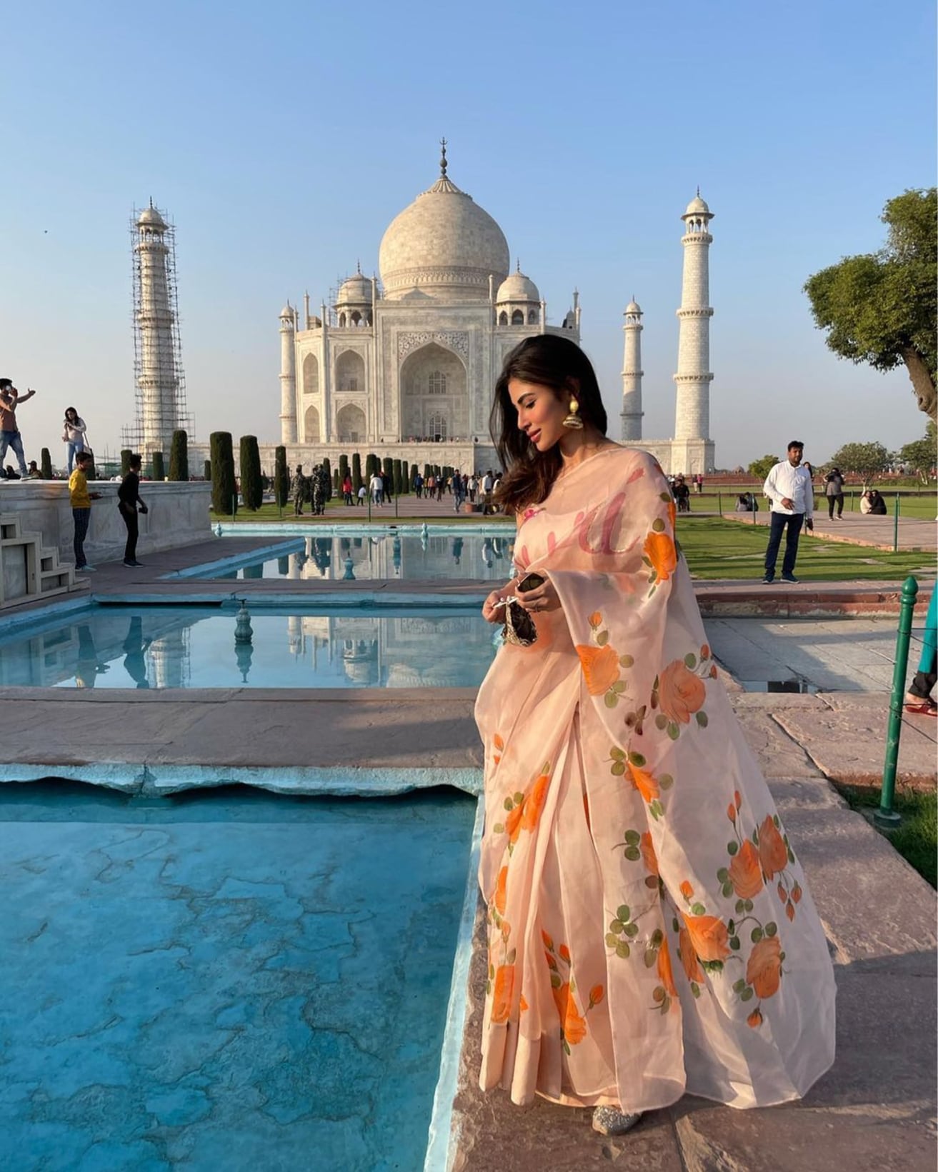Karisma Kapoor shines brighter than Taj Mahal, fans impressed – News9Live
