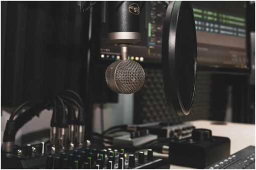 5 Podcasts That You Should Listen to Right Now