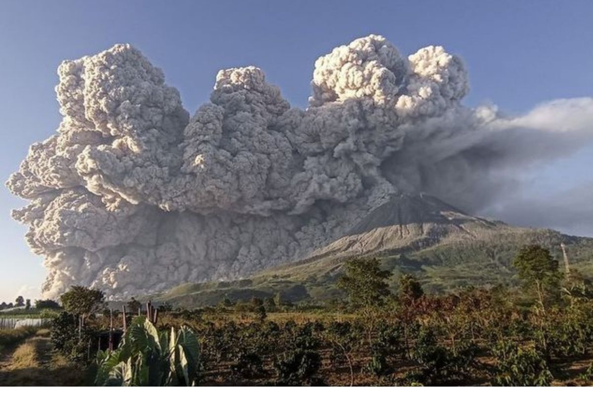 Watch Timelapse Shows Indonesia S Mount Sinabung Volcano Erupting Multiple Times Spewing Ash