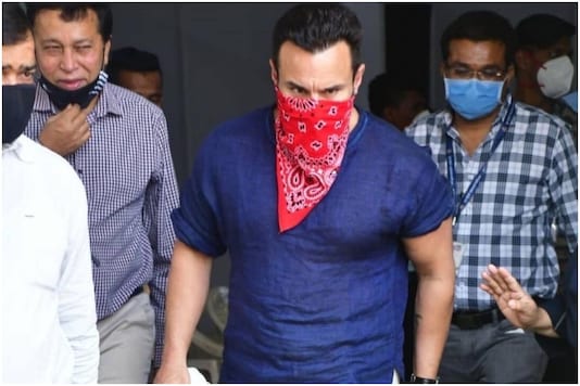 Saif Ali Khan Spotted at Covid-19 Vaccine Center in Mumbai, Receives First  Dose