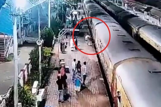 Video grab of man being stuck in Goa station. 
(Credit:Twitter/ Ministry of Railways))