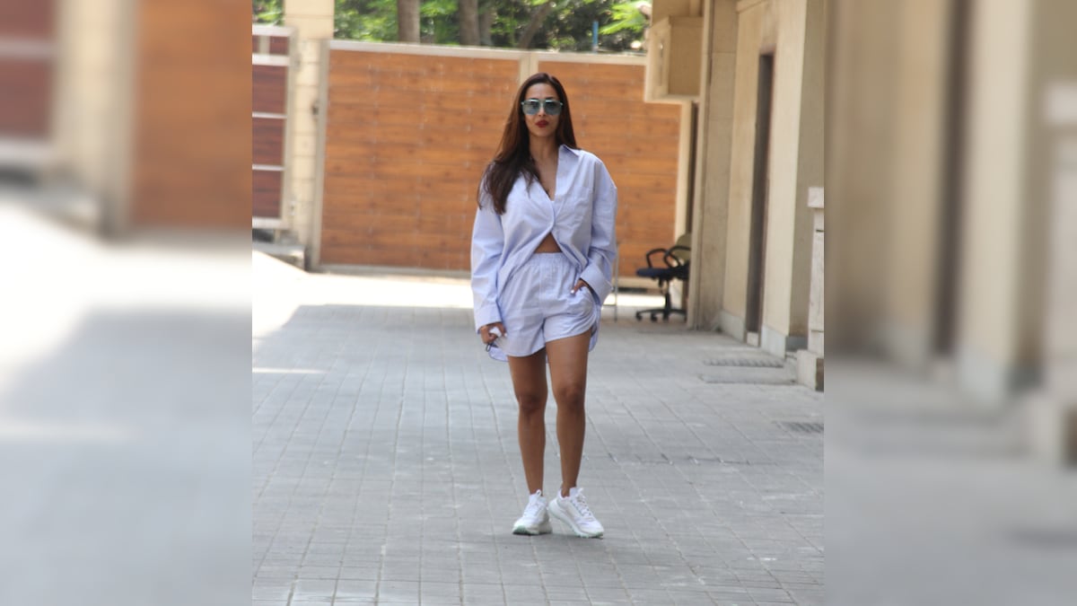 Malaika Arora Loves Shorts; Diva Looks Hot, Sexy As She Flaunts Her Toned  Legs In These Pics
