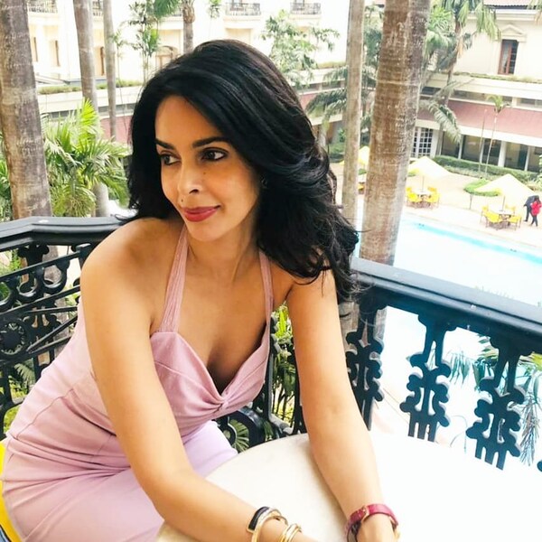 Mallika Sherawat Looks Hot As Actress Flaunts Desi Avatar In Saree, See  Pics - News18