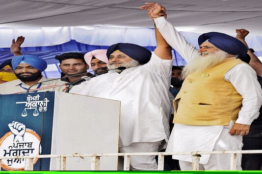 SAD president Sukhbir Singh Badal along with other leaders and workers during the 'Punjab Mange Jawab' rally in Tarn Taran district on Monday. (PTI)
