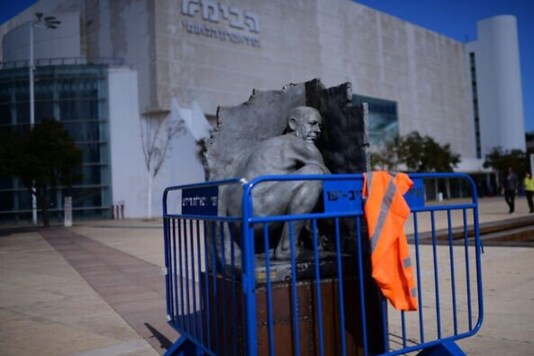 Life-statue, naked statue of PM Benjamin Netanyahu.
(Credit: Twitter/ @Al Muntazir Official
@EnSaviour)
