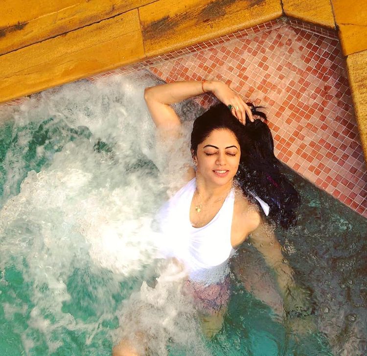 Kavita Kaushik Of FIR Fame Slays In Colourful Bikinis, Check Out The Actress Oozing Oomph News18