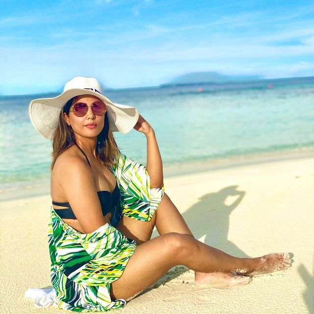  She strikes a pose in a black bikini with a tropical shrug. (Image: Instagram)
