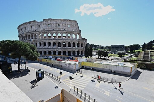 Streets are almost emty in front of the Ancient Colosseum in central Rome, on March 15, 2021, as three-quarters of Italians entered a strict lockdown with the government implementing restrictive measures to fight the rise of Covid-19 infections. (Photo by Andreas SOLARO / AFP)