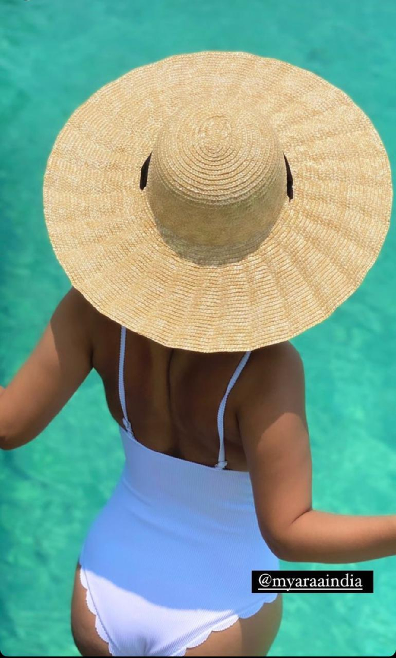  The diva's hat completes her beach look. (Image: Instagram)