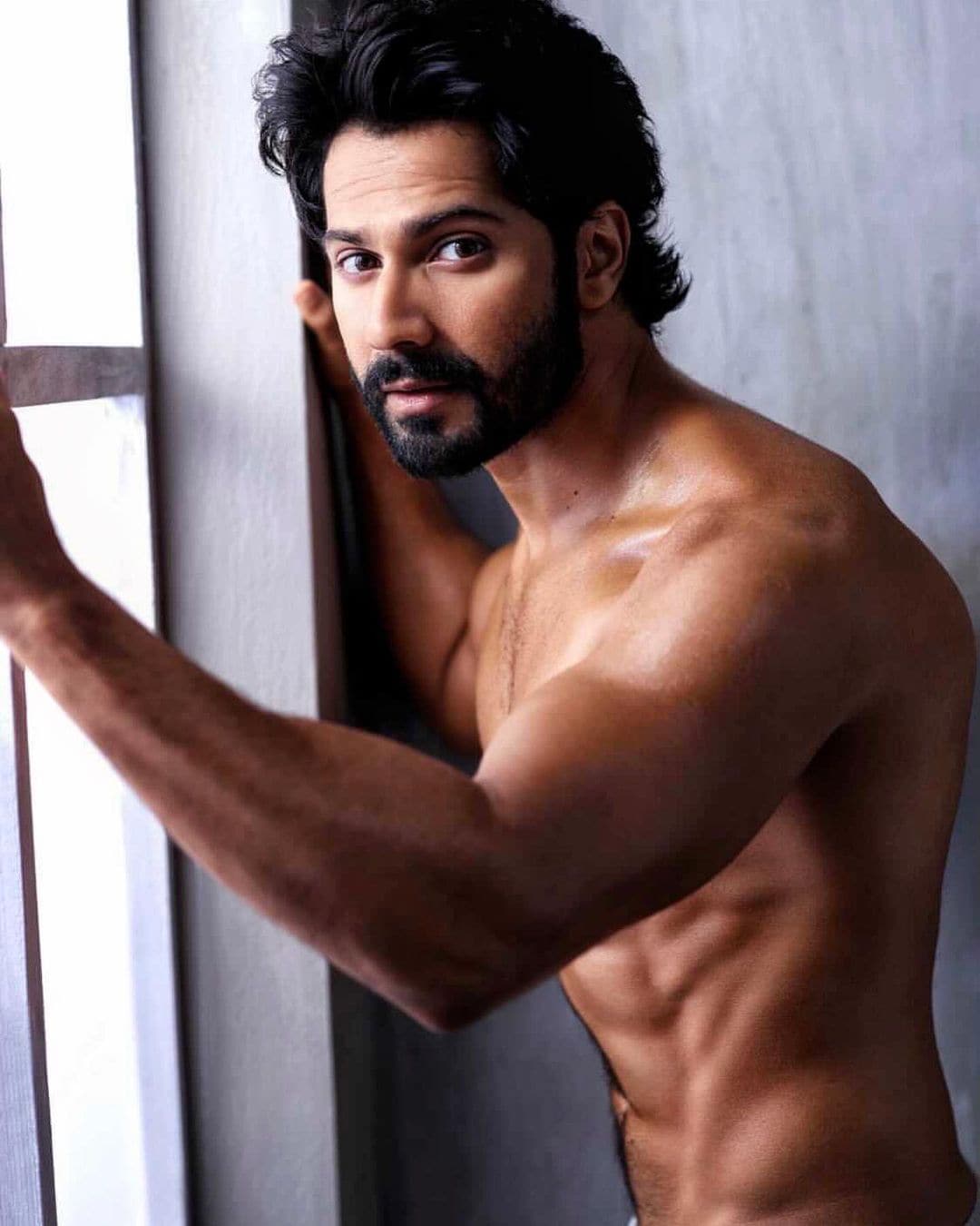 Varun Dhawan Looks Hot As He Flaunts Six-Pack Abs, See Actor's Stunning ...