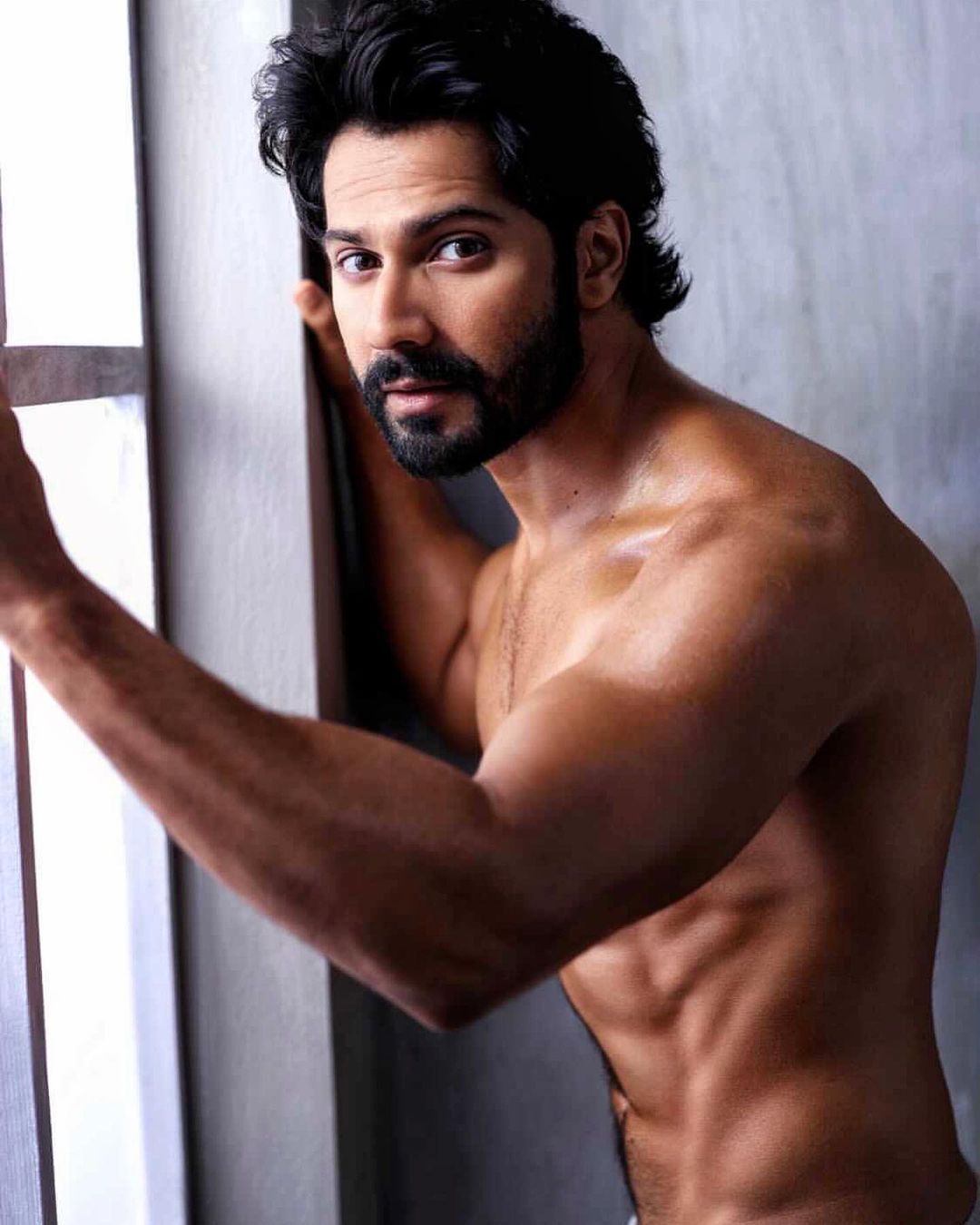 Varun Dhawan Looks Hot As He Flaunts Six Pack Abs See Actor S Stunning Pics News18