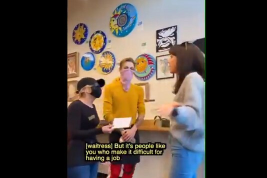 The waitress and the customer are seen involved in a heated argument over wearing a mask. (Credit: @Teddy_V2_)