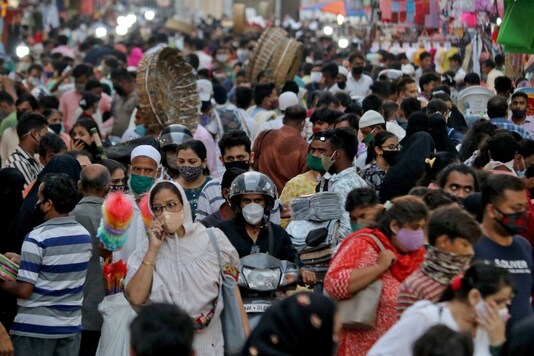 People wearing protective masks crowd a marketplace amidst the spread of COVID-19. 2021. REUTERS/Niharika Kulkarni
