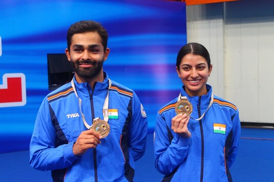 अंगद बाजवा (L) और गनीमत सेखों (फोटो साभार: NRAI)