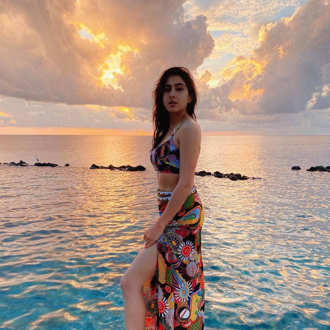 Sara Ali Khan Shows Off Her Curves In These Sexy Pictures Take A Look At The Diva News18 