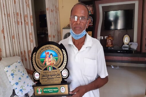A Telangana-based farmer named Nagula Chinna Gangaram, who has collected a 110 varieties of rice. (Image: News18)