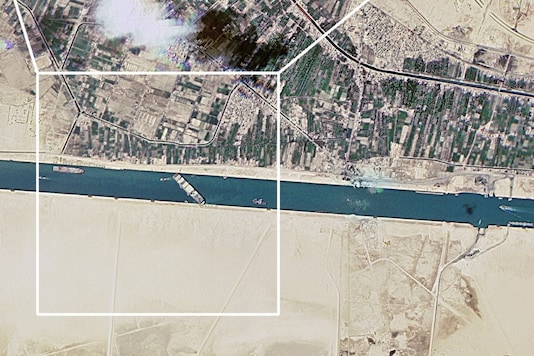 एक उपग्रह चित्र में 25 मार्च 2021 को मिस्र में फंसे कंटेनर जहाज द्वारा अवरुद्ध स्वेज नहर को दिखाया गया है।