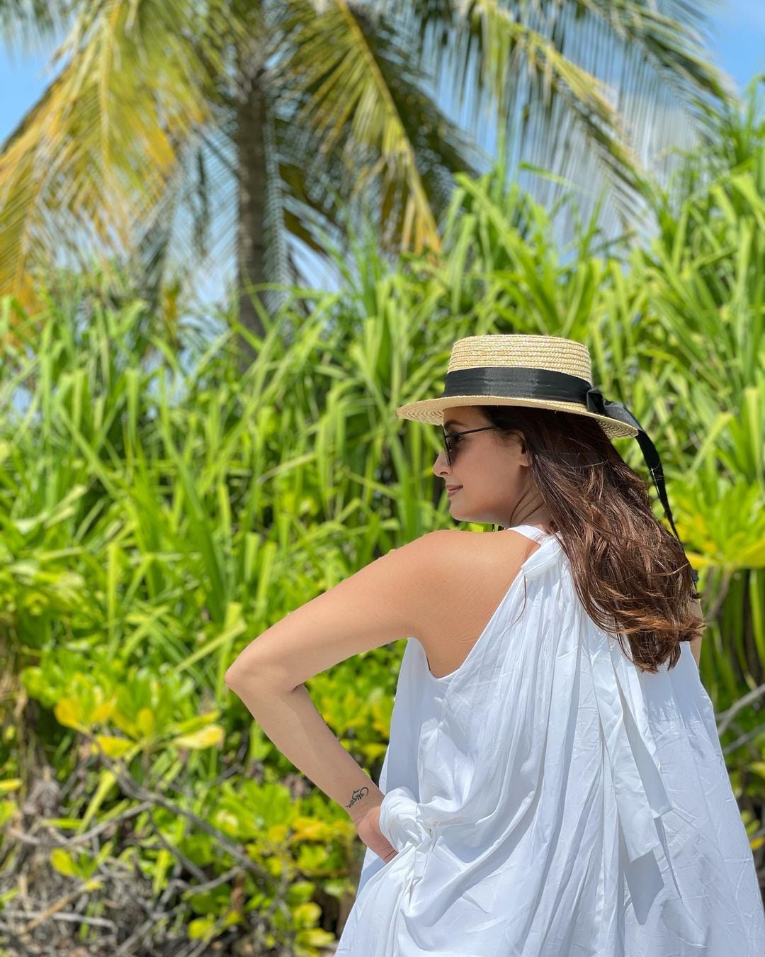  Dia Mirza looks glam in a resort dress topped with a straw hat and glares. (Image: Instagram)