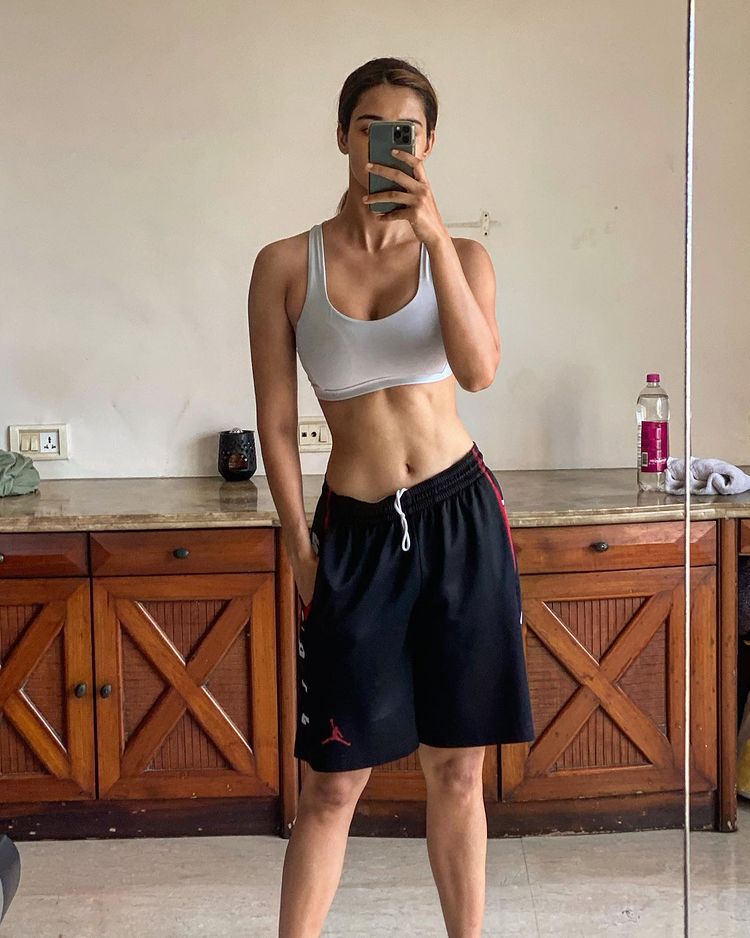 Disha Patani Burns Internet And Calories With Hot Gym Look in Sports Bra  And Grey Shorts 