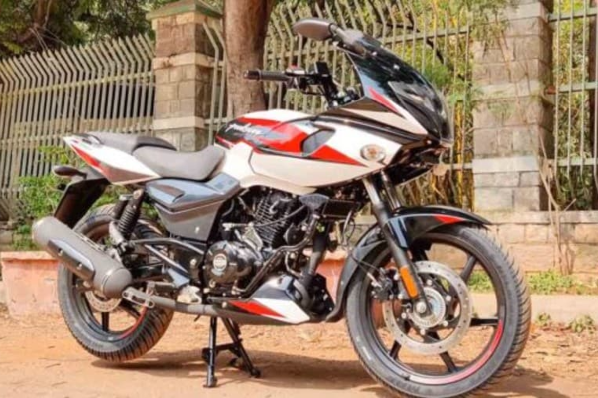 2021 Bajaj Pulsar 220F Spotted With New Colours, to be Launched in ...