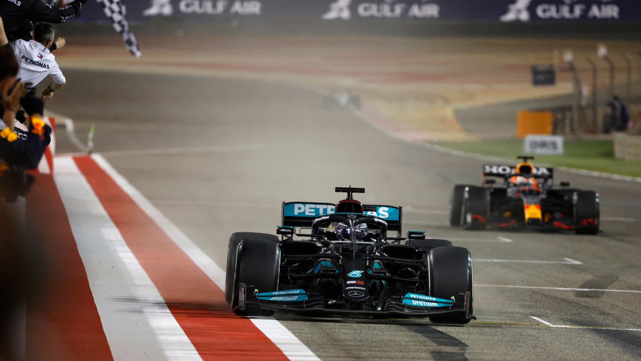  Lewis Hamilton De Mercedes A Remporté Un Match D'ouverture De La Saison Du Grand Prix De Bahreïn (Twitter)