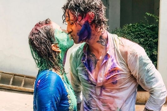 karma aur holi kiss