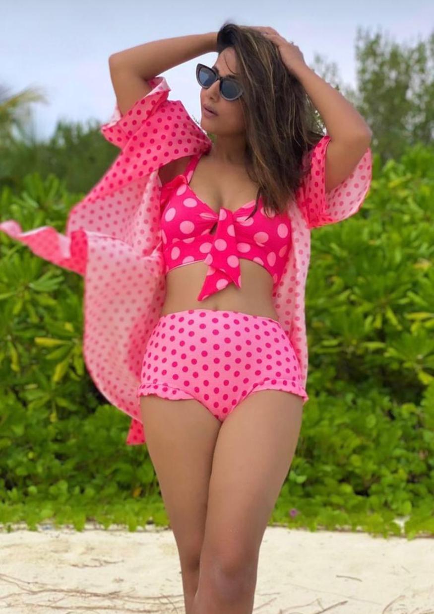  Hina Khan's bikini look got fans' eyes drooling over her gorgeous figure.  (Image: Instagram)