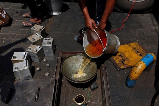 A man pours petrol into an underground tank at a fuel station in Mumbai, India, May 21, 2018. REUTERS/Francis Mascarenhas
