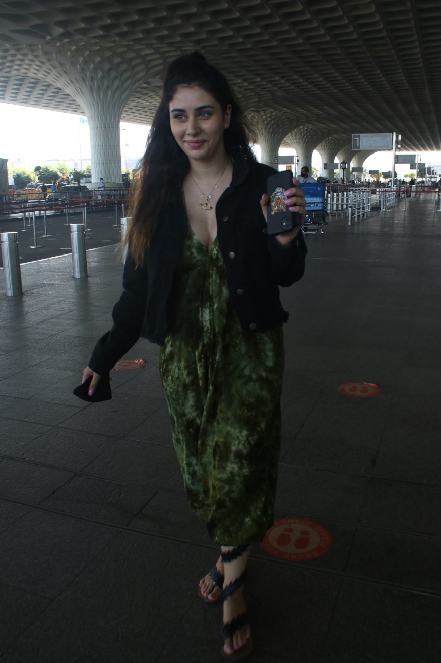 Warina Hussain seen at the airport. (Image: Viral Bhayani) Warina Hussain seen at the airport. (Image: Viral Bhayani)